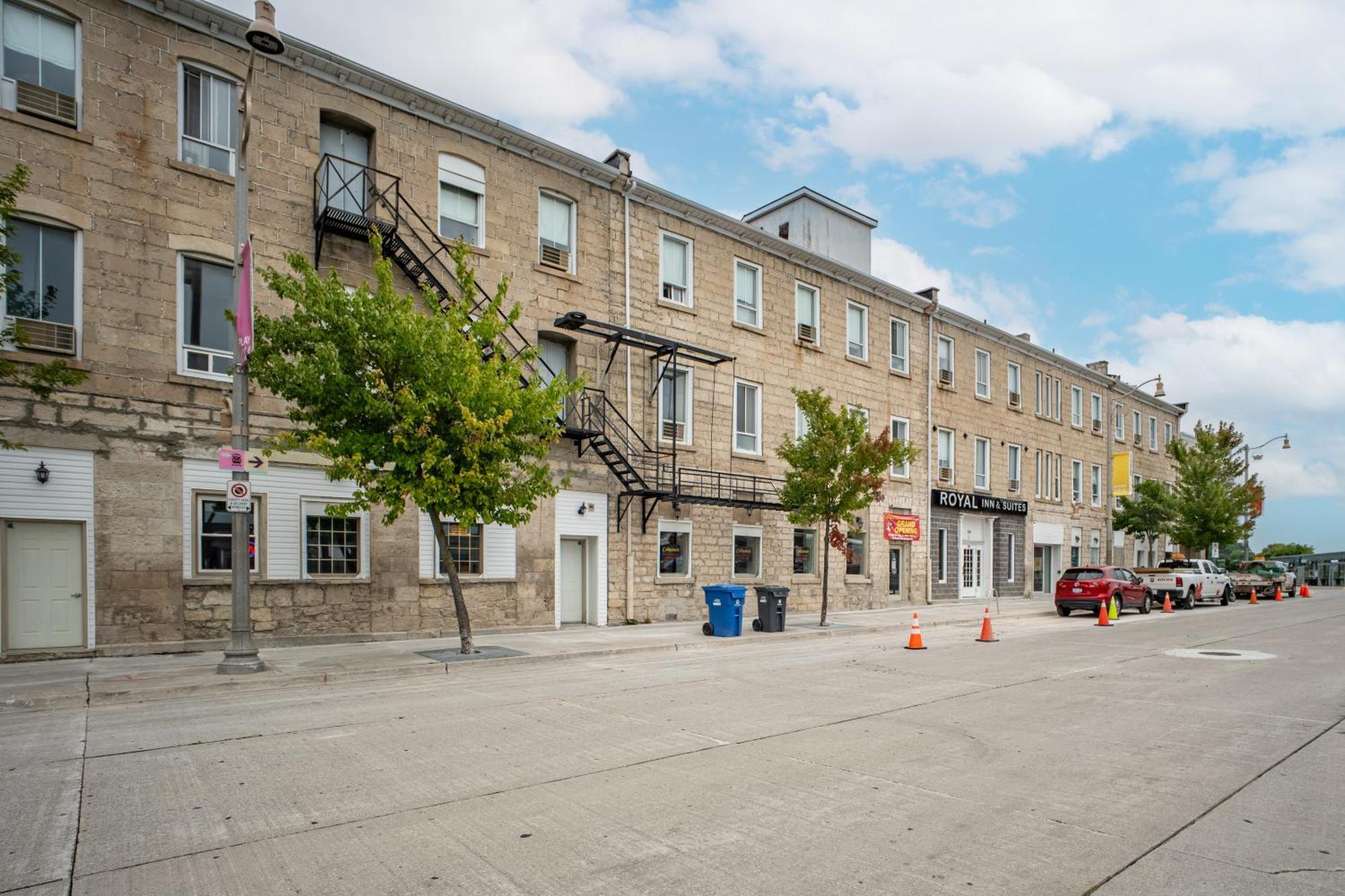 Royal Inn & Suites Guelph Exterior photo