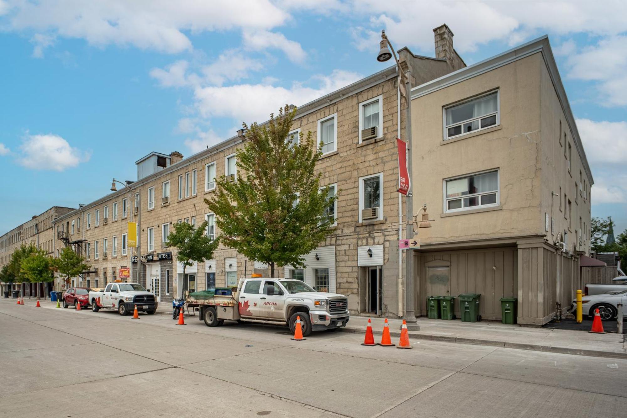 Royal Inn & Suites Guelph Exterior photo